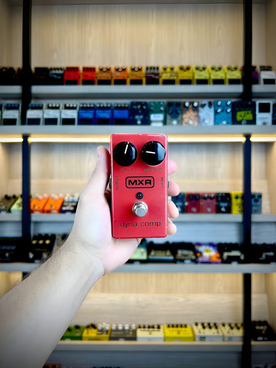 15386354006-15386352154-15386351172-15386350595-pedal-mxr-dyna-comp-m102-vermelho-usado-4.jpg Pedal MXR Dyna Comp M102 - Imagem 1